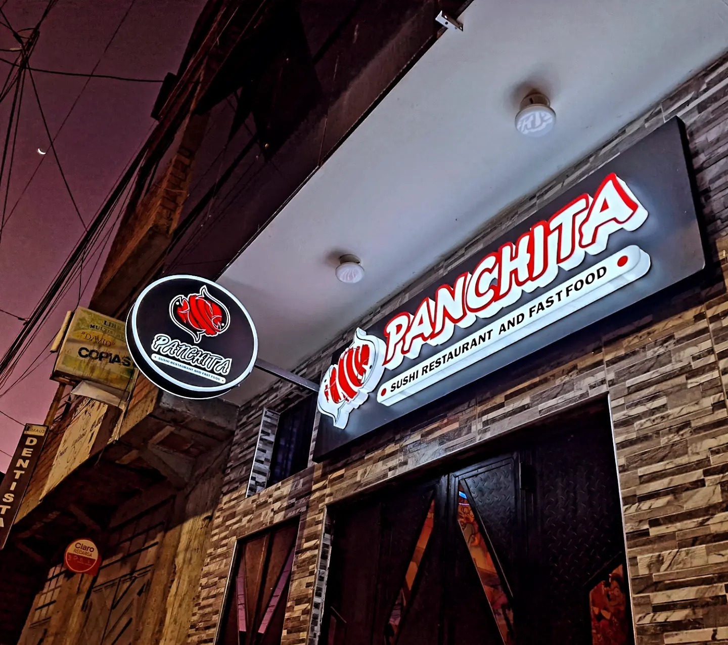 Fachada iluminada de Panchita Sushi Restaurant and Fast Food en Jr. San Martín, Cerro de Pasco