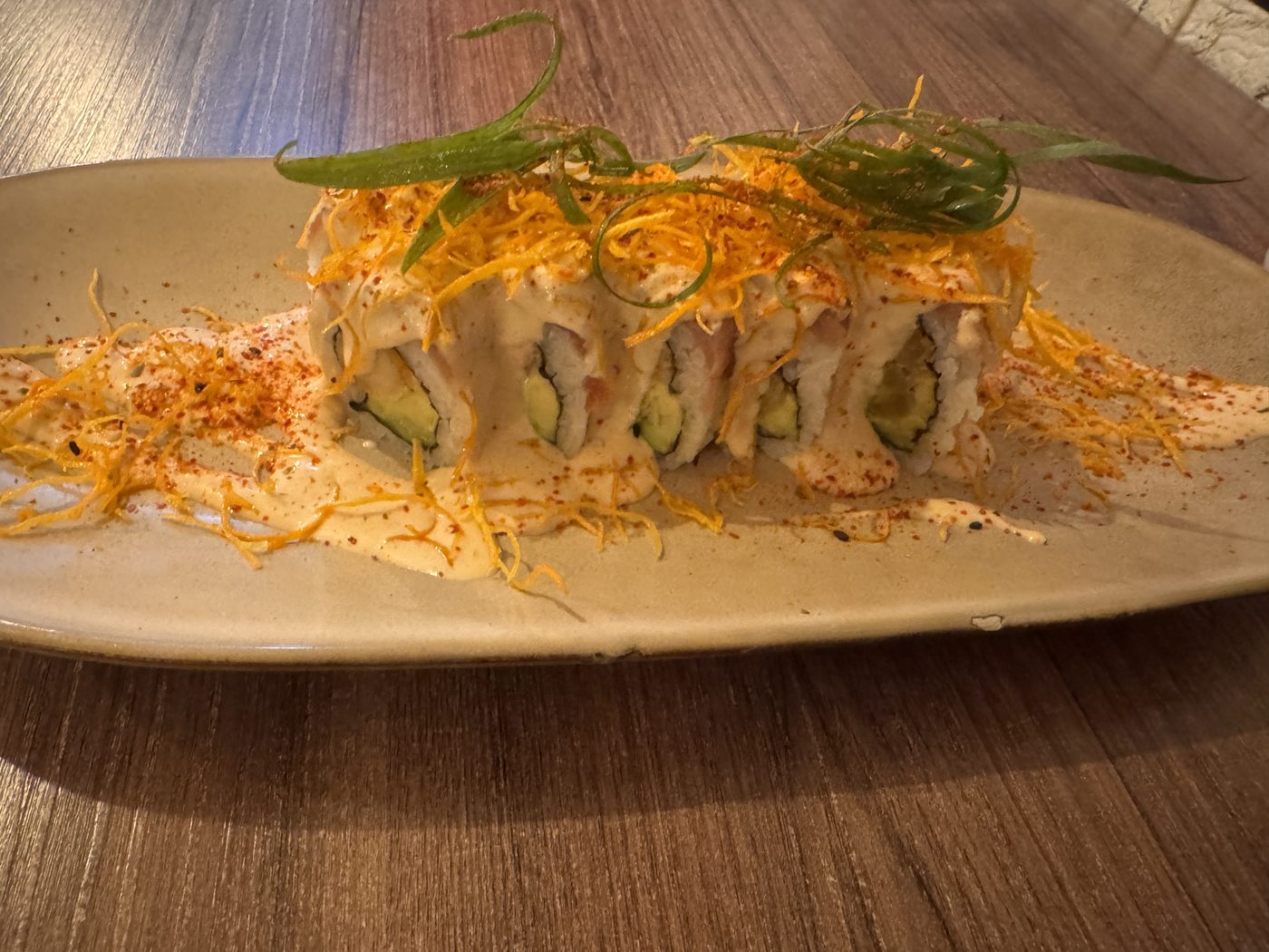 Roll acevichado de Panchita con crocante de camote y cebolla china