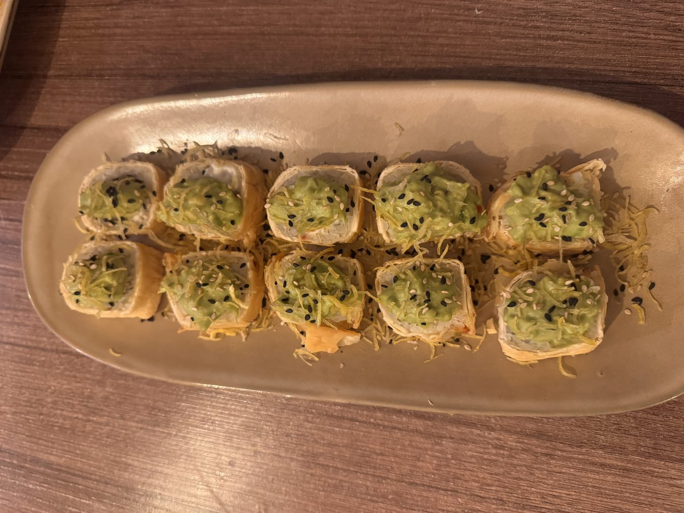 Maki de Panchita con palta y ajonjolí, corte de diez piezas