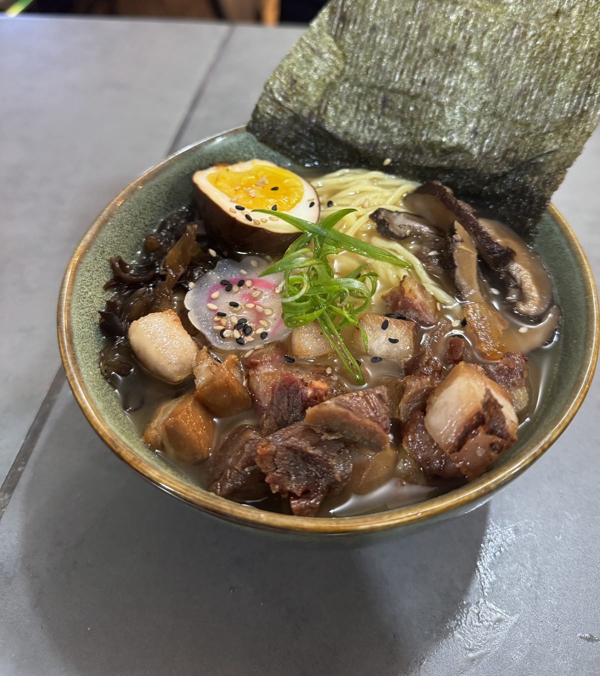 Ramen de Panchita con alga nori, huevo curado, chashu y hongos